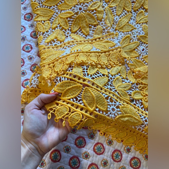 Lord & Taylor Yellow White Floral Lace Bell Sleeve Mod Blouse size small - Picture 4 of 8